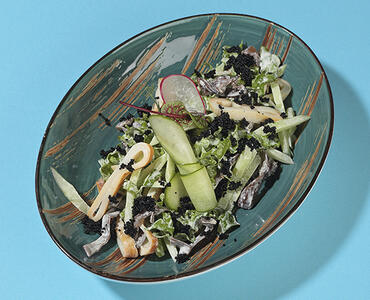 Салат с копченым кальмаром, древесными грибами и свежим огурцом